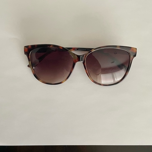 💥SALE💥 NWOT LOFT Tortoise Shell Sunglasses with Gold Detailing on Sides - Picture 3 of 9
